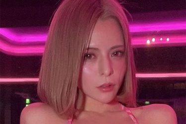 紅羽祐美、ほろ酔いM字開脚