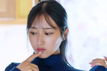 川瀬もえ、困り顔で抜群プロポーション