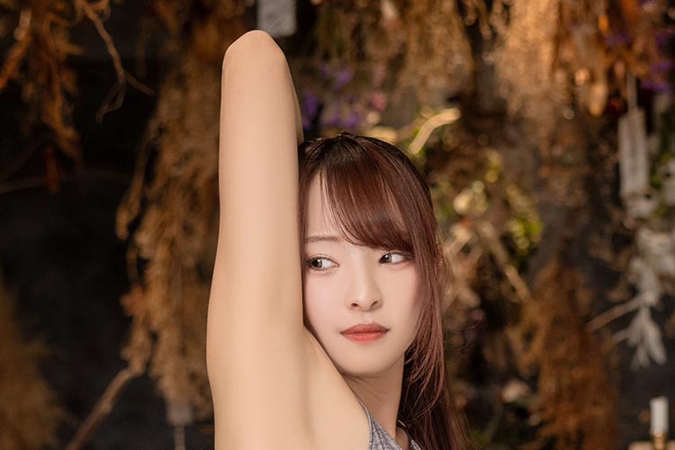 鬼木このは、フェティッシュな脇&ヒップ見せポーズの画像1