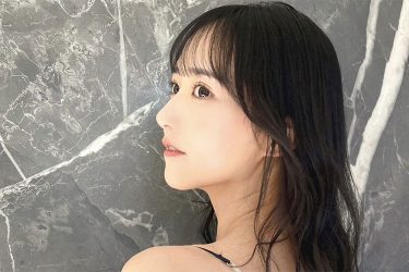 川瀬もえ、圧巻の美貌と美スタイル