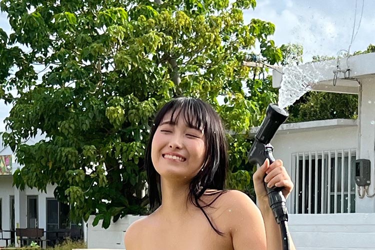 浅川まりな、デンジャーな超極小ビキニ姿の画像1