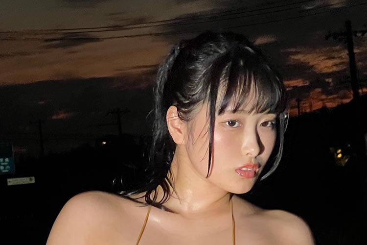 浅川まりな、ゴールドビキニ×テカテカボディの画像1