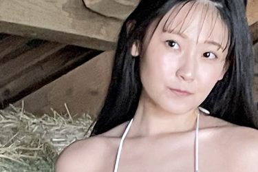 林田百加、牧草と絶品スレンダー