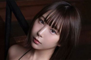 日向葵衣、フォロワー増の大胆Y字水着