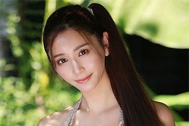 斎藤恭代、木漏れ日のビキニ美女